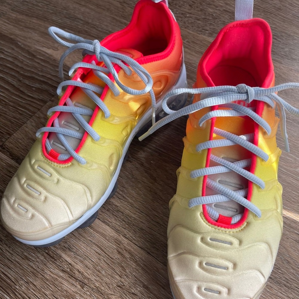 Wmns Air VaporMax Plus “Sunrise”